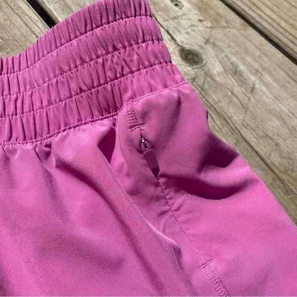 Aritzia MoveTech Legacy Lo-Rise Shorts Womens Size 8 Pink Golden - Picture 3 of 8